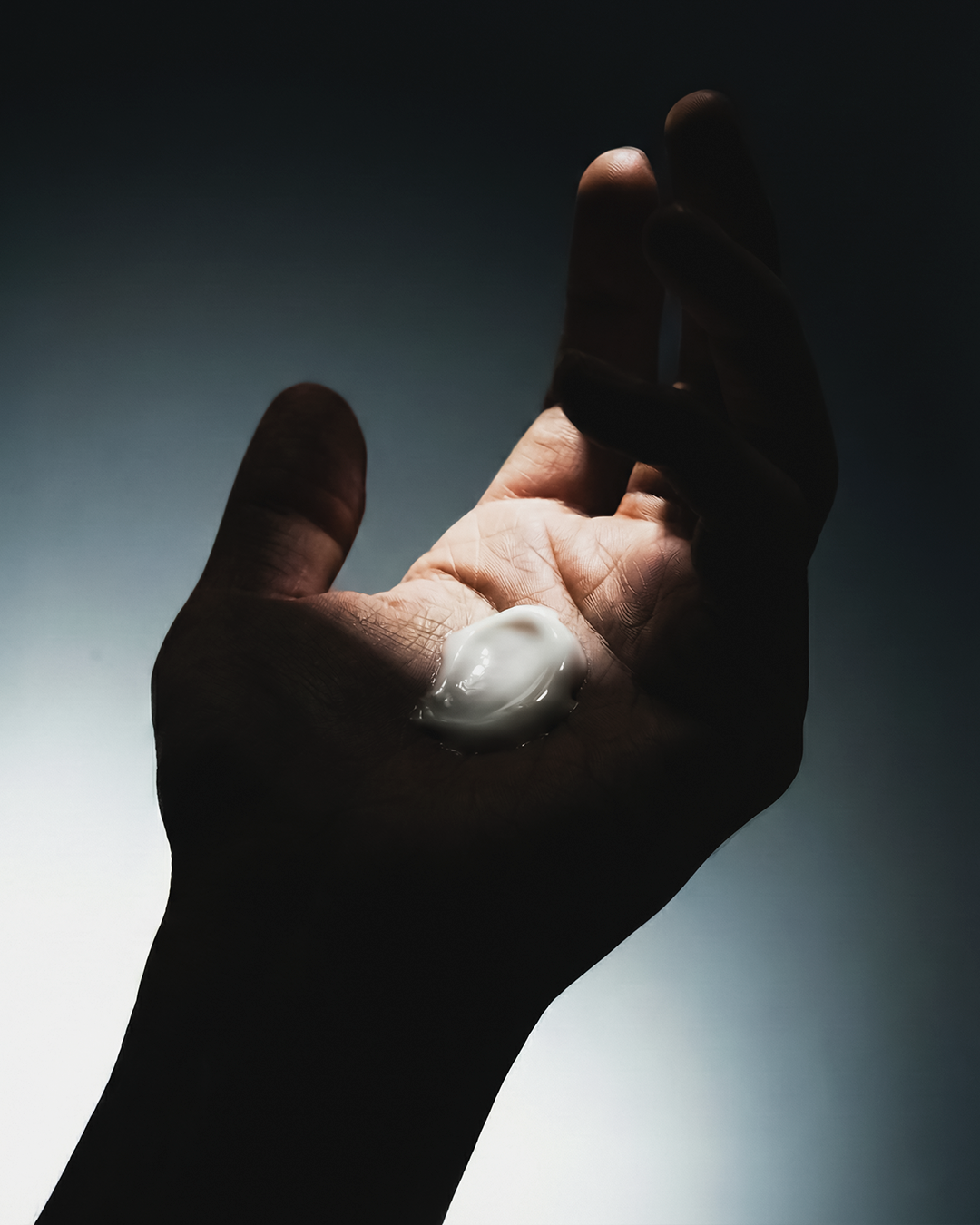 Textura de la crema OMEN sobre la mano — se absorbe sin dejar residuo